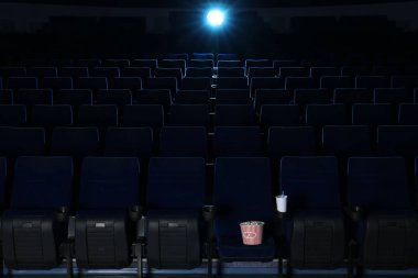 Rahat sandalye ile boş sinema görünümünü
