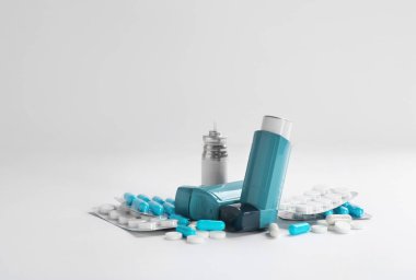 Astım inhaler ve beyaz zemin üzerine hap