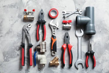 Gri arka plan üzerinde tesisatçı 's araçlarıyla düz yatıyordu kompozisyon