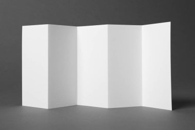 Gri arka plan boş broşür. Tasarım için alay