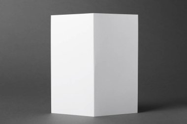 Gri arka plan boş broşür. Tasarım için alay