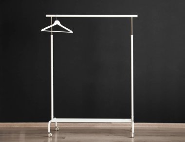 Karanlık duvarının yakınında askı ile dolap raf