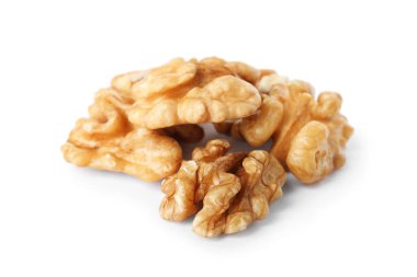 Beyaz zemin üzerine lezzetli ceviz yığını