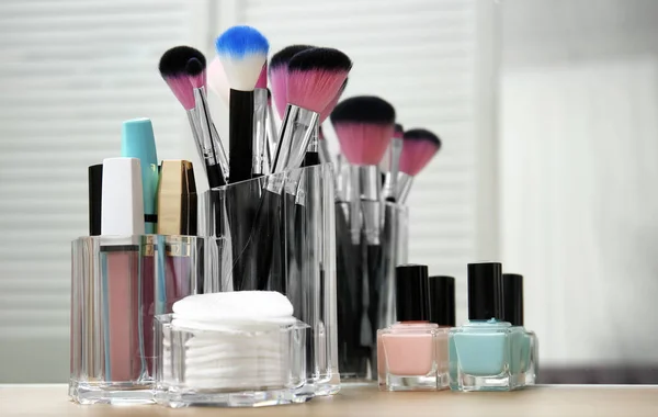 Arrangør Med Makeup Kosmetiske Produkter Bordet Nærheden Spejl - Stock-foto