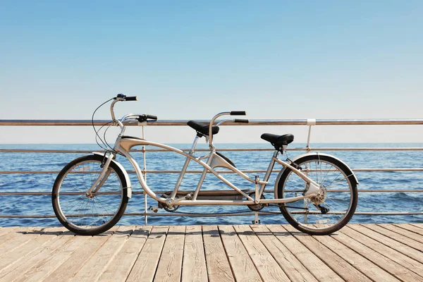 Bicicleta Tandem Perto Mar Dia Ensolarado — Fotografia de Stock