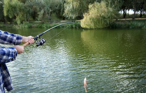 Homme Avec Canne Pêche Bord Rivière Gros Plan Activités Récréatives — Photo