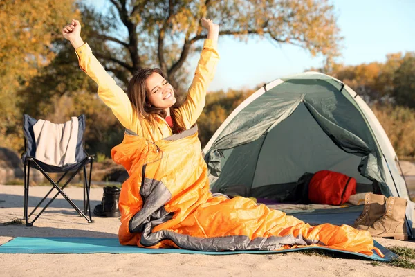 Ung Kvinna Stretching Sovsäck Nära Camping Tält Utomhus — Stockfoto