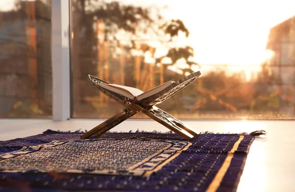 在室内的穆斯林祈祷地毯上打开 古兰经 — 图库照片