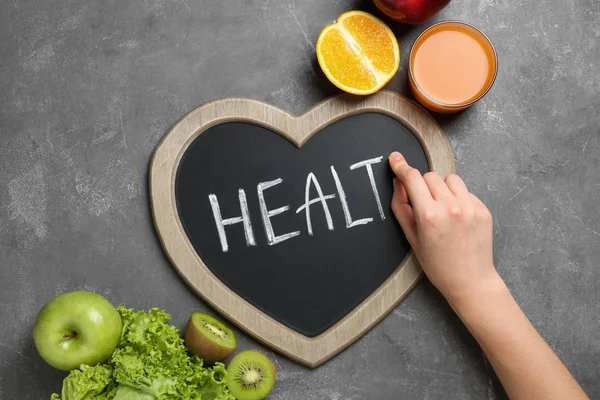 Frau Schreibt Wort Gesundheit Auf Tafel Draufsicht Konzept Der Gewichtsabnahme — Stockfoto