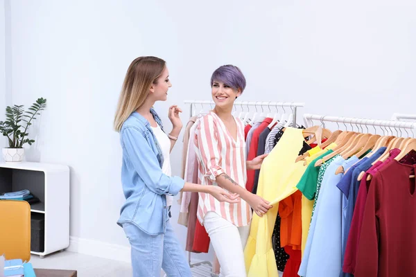 Jovem Estilista Ajudando Cliente Escolher Roupas Dentro Casa — Fotografia de Stock