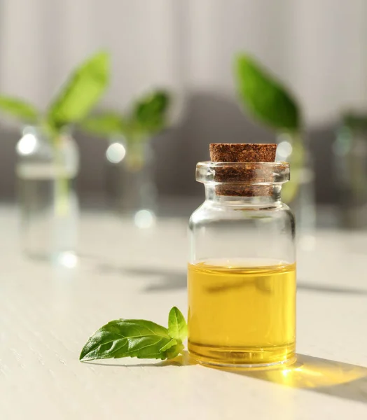 Fles Van Essentiële Basilicumolie Tafel Tegen Onscherpe Achtergrond Ruimte Voor — Stockfoto