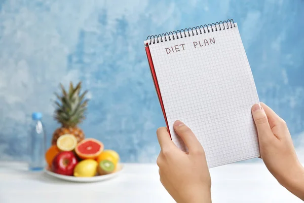Kobieta Trzyma Notebook Słowami Dieta Pobliżu Owoce Kolor Tła Koncepcja — Zdjęcie stockowe