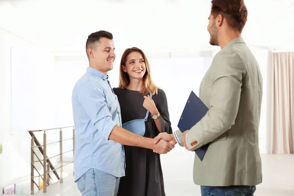 Makler Mit Jungem Paar Neuer Wohnung — Stockfoto