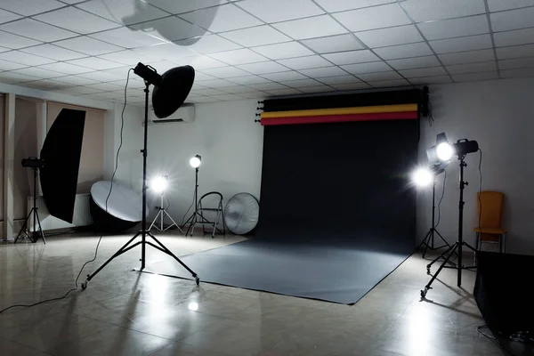 Interno Moderno Studio Fotografico Con Attrezzature Illuminazione Professionale — Foto Stock