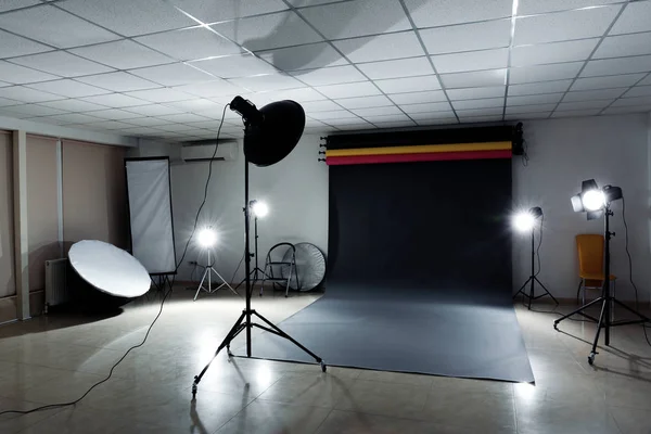 Interior Estúdio Fotografia Moderna Com Equipamento Iluminação Profissional — Fotografia de Stock