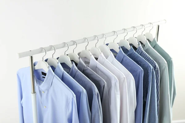 Roupas Masculinas Penduradas Prateleira Guarda Roupa Contra Fundo Branco — Fotografia de Stock