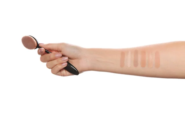Vrouw Testen Verschillende Tinten Van Vloeibare Foundation Haar Hand Tegen — Stockfoto