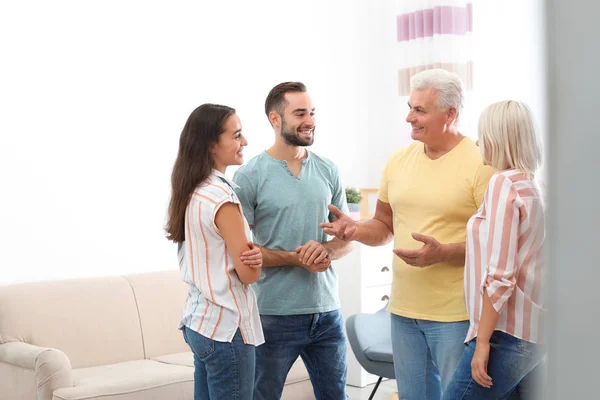 Glückliche Familie Hause Wiedersehen Der Generationen — Stockfoto