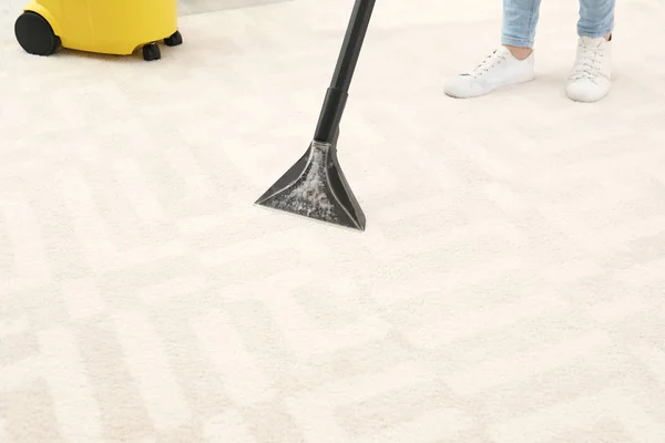 掃除機 屋内でクローズ アップが付いているカーペットから汚れを除去する女性 — ストック写真