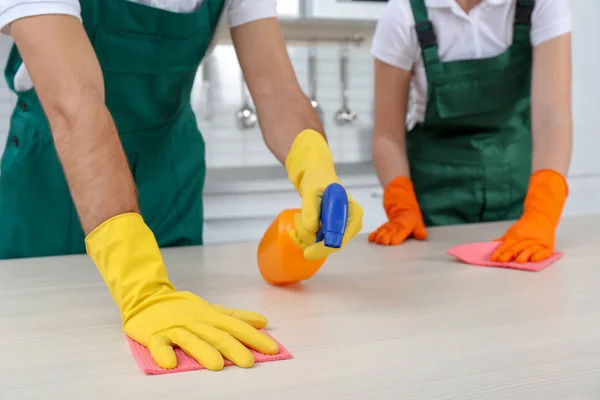 Ομάδα Της Janitors Καθαρισμού Τραπέζι Στην Κουζίνα Κοντινό Πλάνο — Φωτογραφία Αρχείου
