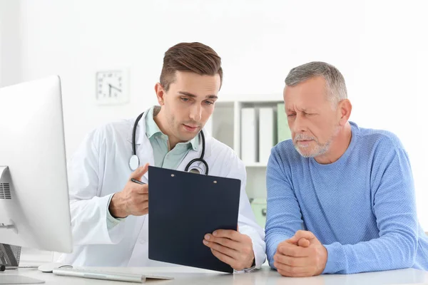 Doktor Hastanede Olgun Hasta Ile Çalışma — Stok fotoğraf