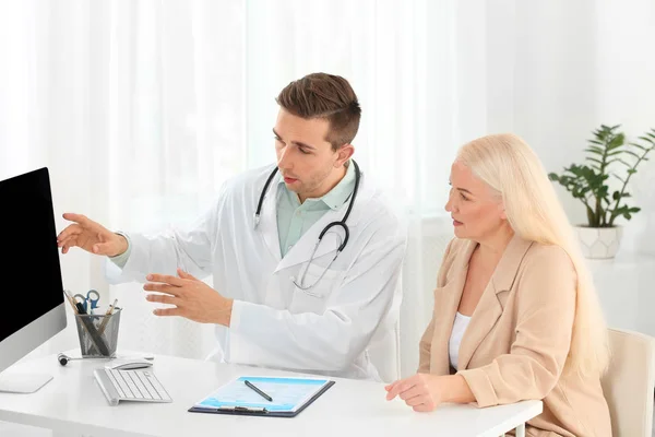 Läkare Som Arbetar Med Mogen Patienten Sjukhus — Stockfoto