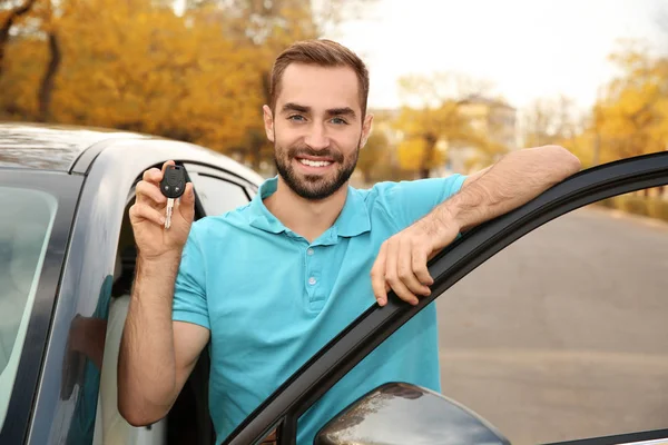 Joven Sosteniendo Llave Del Auto Cerca Del Auto Prueba Licencia — Foto de Stock