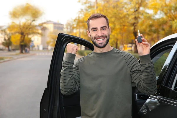 Young Man Holding Car Key Auto Driving License Test — Stock Photo, Image