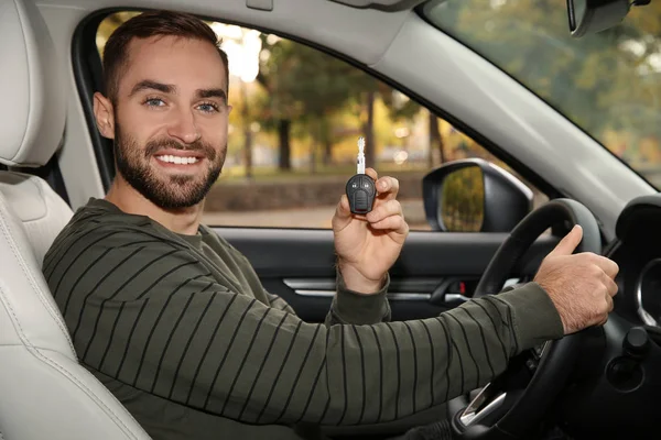 Jeune Homme Tenant Clé Voiture Voiture Test Permis Conduire — Photo