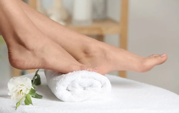 Femme Avec Les Pieds Lisses Sur Une Serviette Blanche Intérieur — Photo