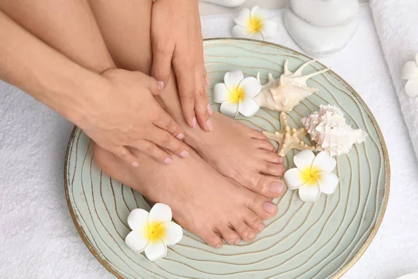 Mujer Empapando Sus Pies Plato Con Agua Flores Conchas Marinas — Foto de Stock