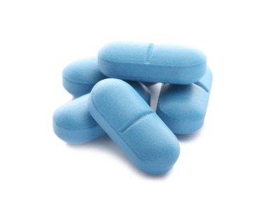 Beyaz arka plan üzerinde renkli hapları yığını