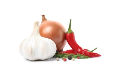 Sarımsak, soğan, biber, yenibahar ve beyaz zemin üzerine dereotu