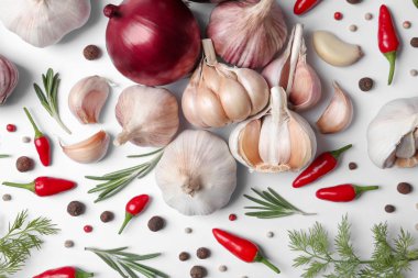 Sarımsak, biber ve soğan Beyaz arka planda, üstten görünüm kompozisyon