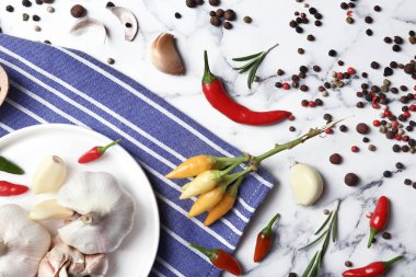 Sarımsak ve biber mermer masa üzerinde düz yatıyordu kompozisyonu