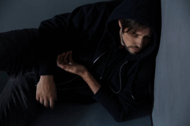 Gri duvarının yakınında uyuşturucu kullandıktan sonra keş geçti
