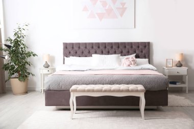 Geniş, rahat yataklı, şık bir oda.