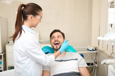 Profesyonel diş hekimi modern klinik hasta ile çalışma
