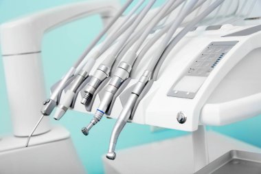 Dişçi ofisinde profesyonel araç kümesi