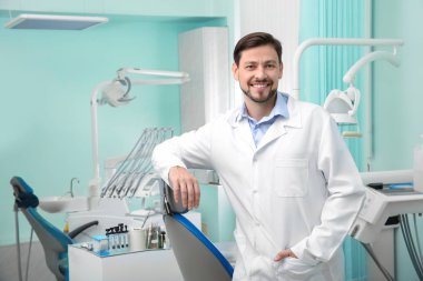 Profesyonel erkek diş hekimi işyeri Beyaz paltolu. Metin için yer