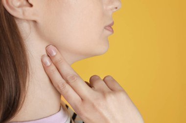 Genç kadın renk arka plan, closeup nabız kontrol. Metin için yer