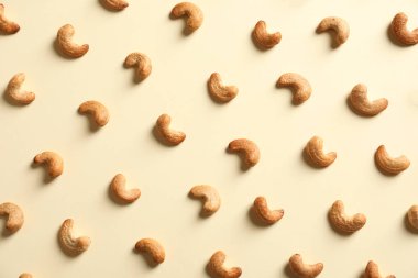 Lezzetli kaşu fındık açık renkli, düz üzerinde yatıyordu