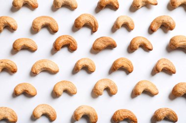 Lezzetli kızarmış kaşu fındık beyaz arka planda, üstten görünüm