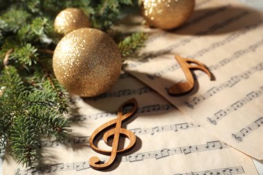 Noel topları ve ahşap müzik notlar masada kompozisyonu