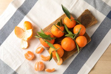 Kumaş üzerine olgun mandalina ile düz yatıyordu kompozisyon