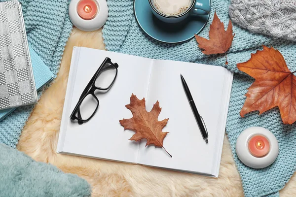 Composição Leigos Planos Com Livro Xícara Café Cobertor Quente Tapete — Fotografia de Stock