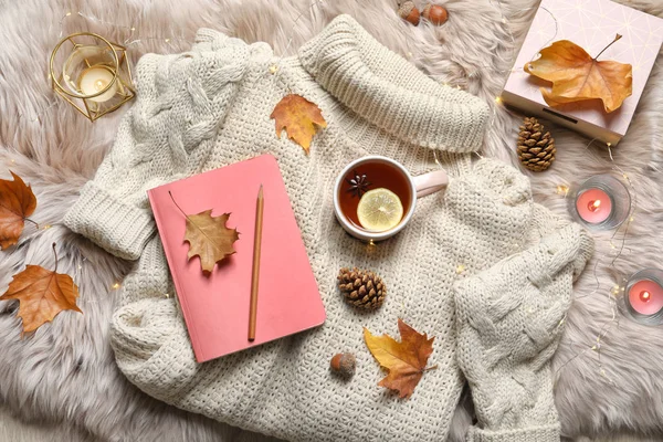 Composição Leigos Planos Com Livro Xícara Chá Suéter Quente Tapete — Fotografia de Stock