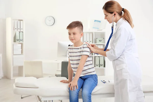Kinder Arts Examencommissie Patiënt Met Stethoscoop Ziekenhuis — Stockfoto