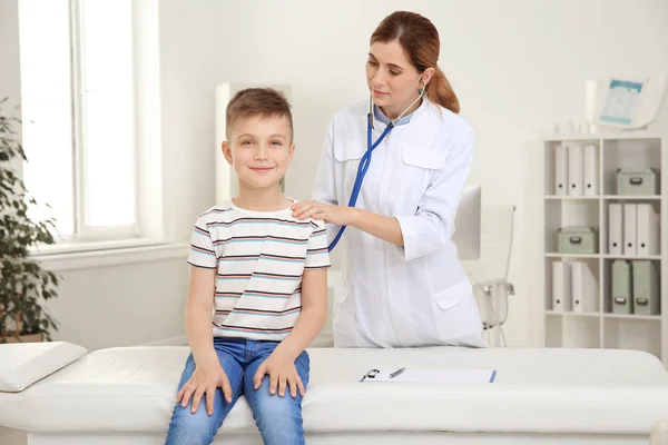 Médecin Des Enfants Examinant Patient Avec Stéthoscope Hôpital — Photo