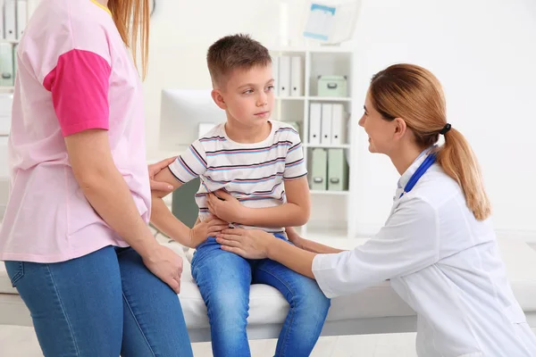 Madre Figlio Dal Pediatra Medico Che Lavora Con Paziente Ospedale — Foto Stock